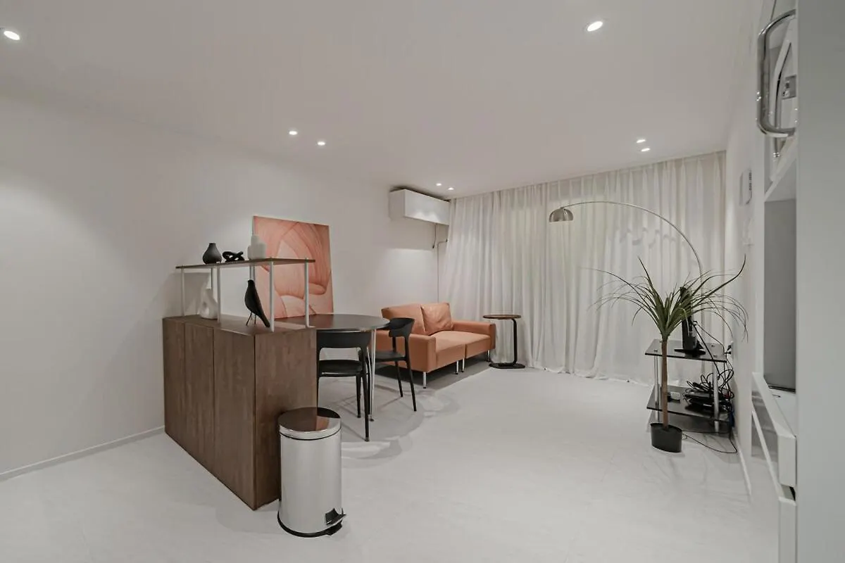 203 Apgujeong 2Nd, 1-Bed Room 1 Bath 2 Single Beds Σεούλ 0*,  Νότια Κορέα