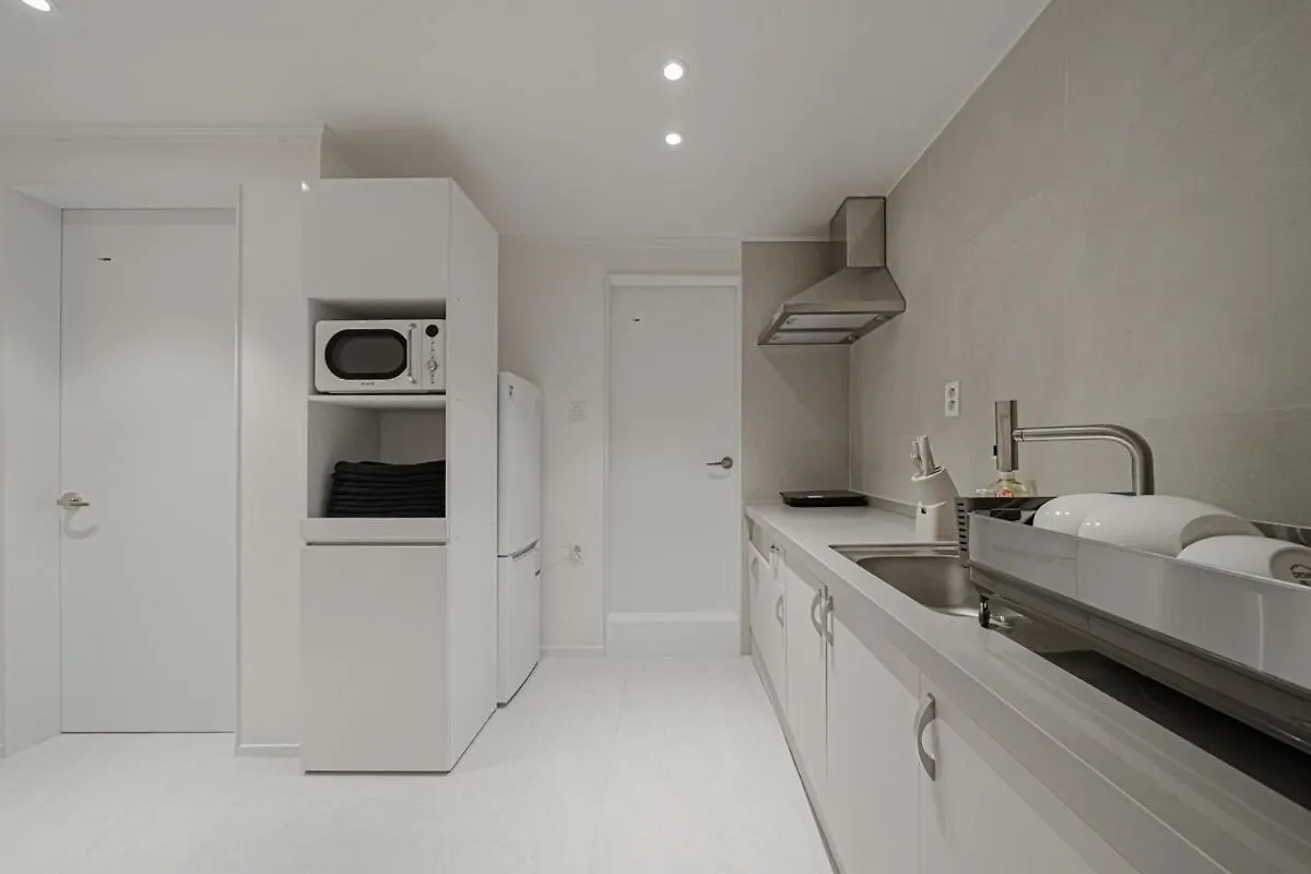203 Apgujeong 2Nd, 1-Bed Room 1 Bath 2 Single Beds Σεούλ 0*,  Νότια Κορέα