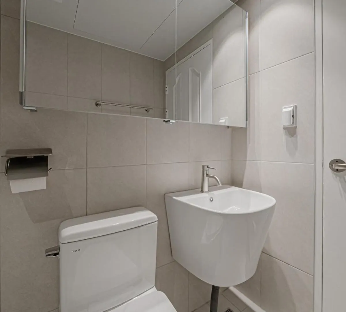 203 Apgujeong 2Nd, 1-Bed Room 1 Bath 2 Single Beds 서울특별시