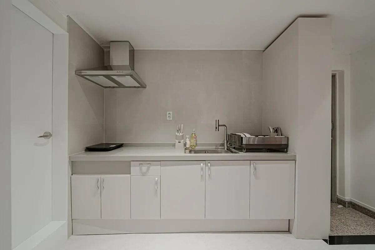 203 Apgujeong 2Nd, 1-Bed Room 1 Bath 2 Single Beds 서울특별시 펜션