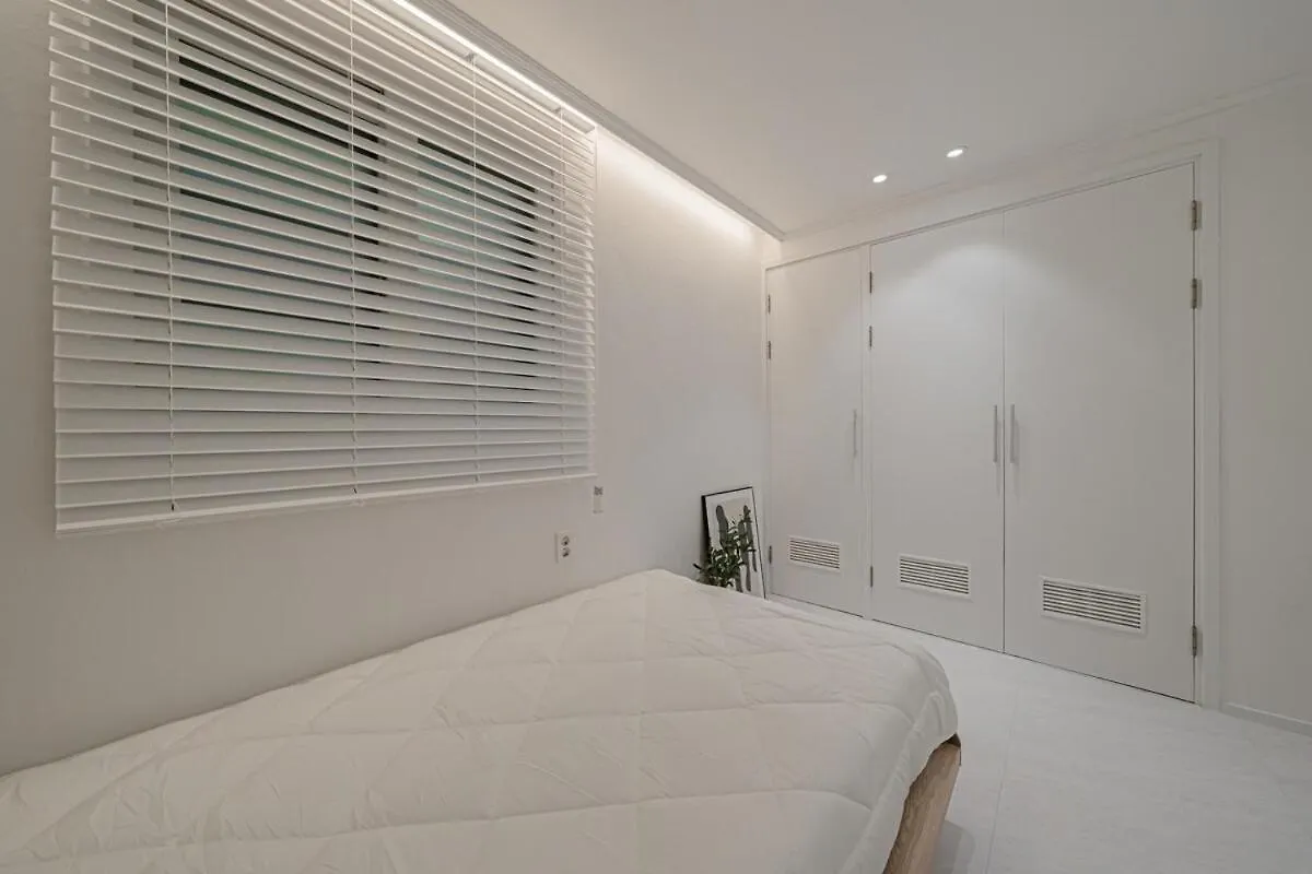 Semesterbostad 203 Apgujeong 2Nd, 1-Bed Room 1 Bath 2 Single Beds Seoul
