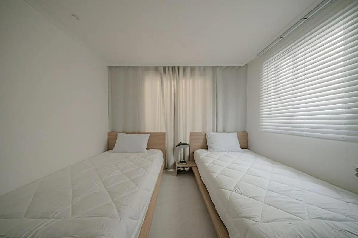 Semesterbostad 203 Apgujeong 2Nd, 1-Bed Room 1 Bath 2 Single Beds Seoul