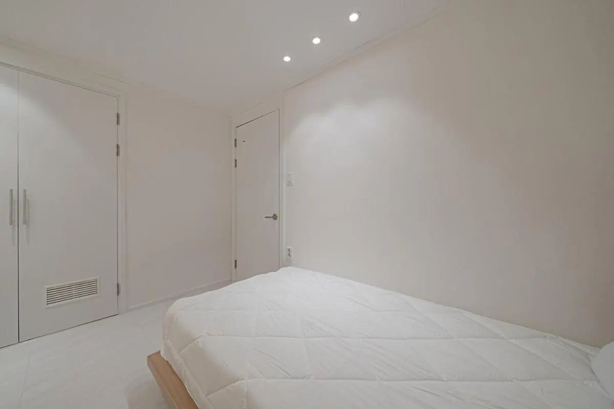 203 Apgujeong 2Nd, 1-Bed Room 1 Bath 2 Single Beds Seoul