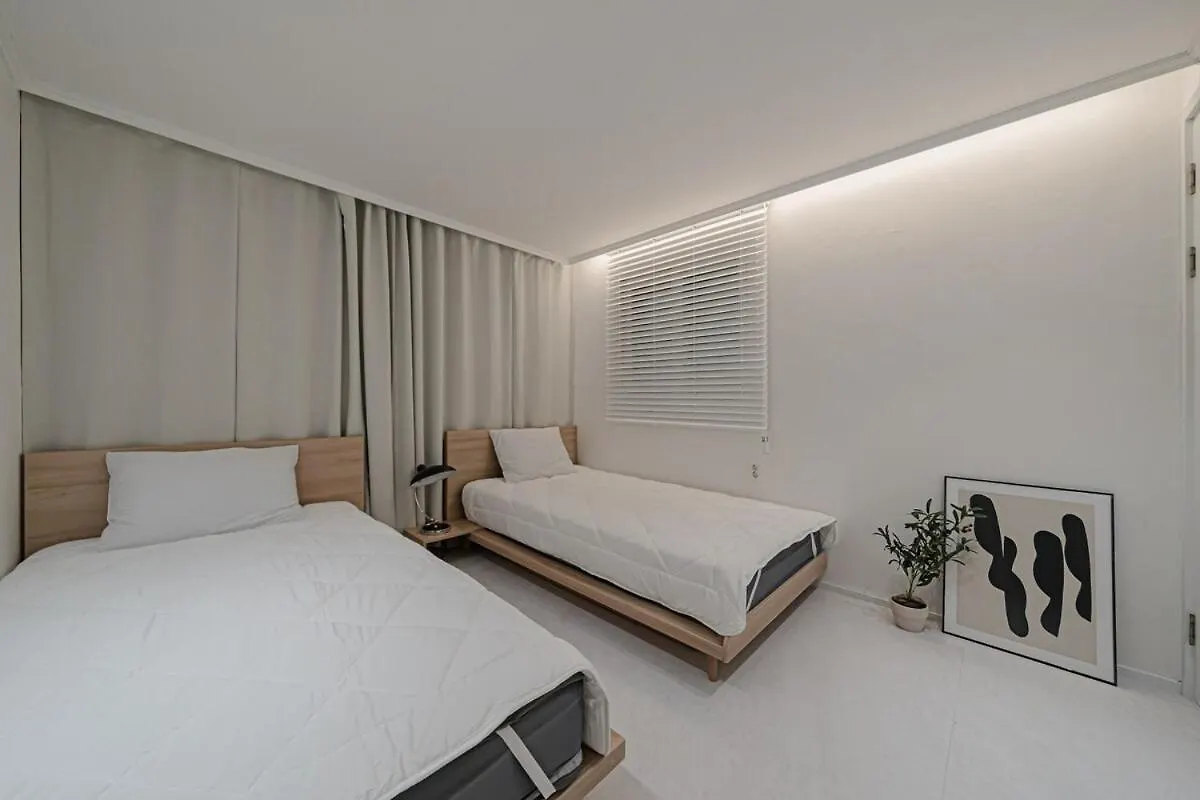 203 Apgujeong 2Nd, 1-Bed Room 1 Bath 2 Single Beds Seoul Semesterbostad