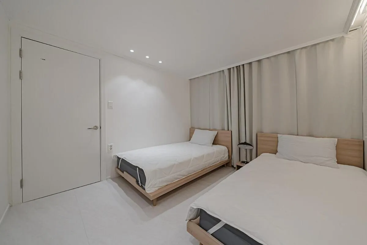 Semesterbostad 203 Apgujeong 2Nd, 1-Bed Room 1 Bath 2 Single Beds Seoul