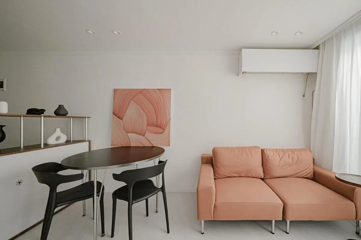 203 Apgujeong 2Nd, 1-Bed Room 1 Bath 2 Single Beds Seoul Semesterbostad