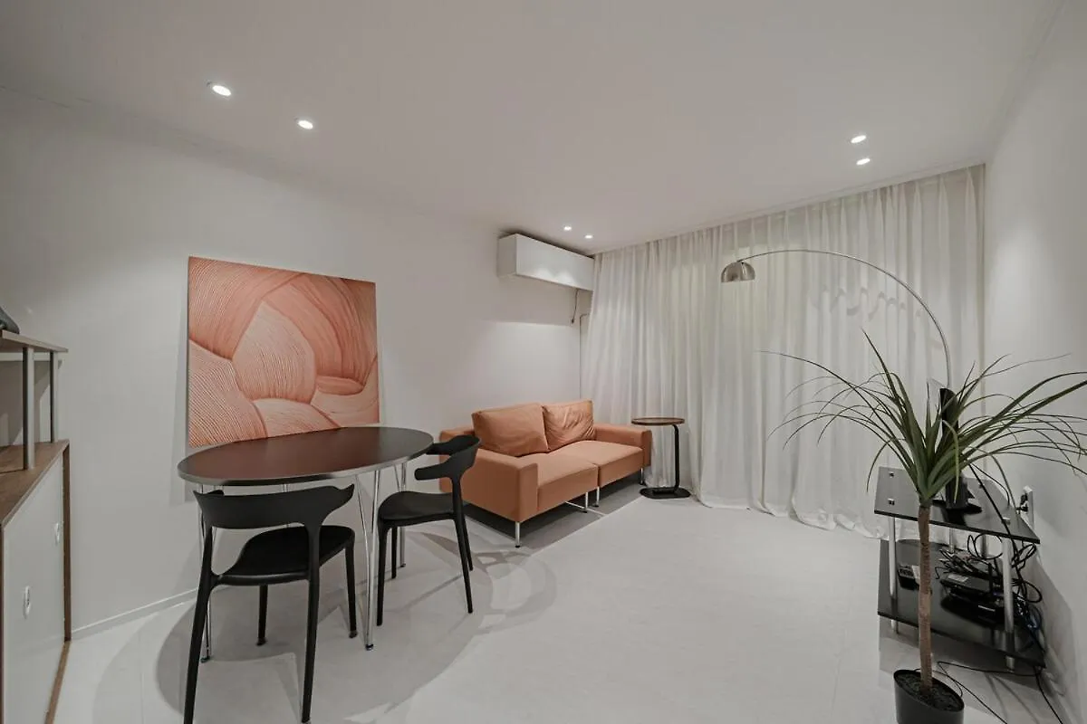 203 Apgujeong 2Nd, 1-Bed Room 1 Bath 2 Single Beds Seoul Sydkorea